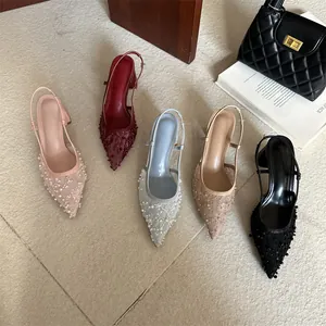 Elegantes zapatos de salón destalonados de encaje con perlas en diversos colores de moda