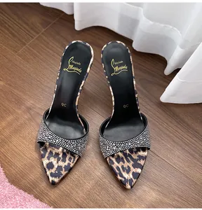 Vista dettagliata dei sandali a spillo leopardati con cinturini decorati con strass lucidi