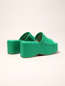 Vue arrière de mules à plateforme compensée vert vif avec une semelle épaisse tendance