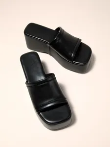 Vue détaillée des sandales compensées noires à plateforme pour femmes en similicuir chic
