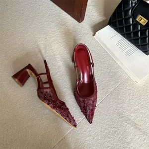 Elegantes zapatos destalonados de encaje burdeos con punta fina y tacón de bloque