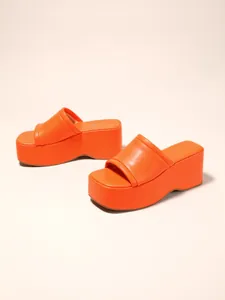 Vue détaillée de sandales compensées orange élégantes avec semelle épaisse et mate