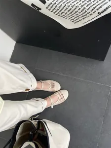 Vista dettagliata delle ballerine Mary Jane intrecciate da donna con pantaloni bianchi