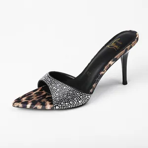 Eleganti sandali con tacco alto leopardati a punta con cinturino in strass scintillanti