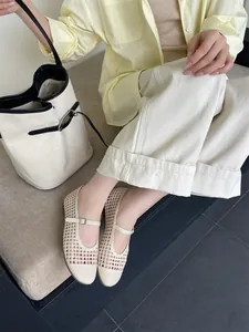 Eleganti ballerine Mary Jane intrecciate traforate da donna in un raffinato contesto estivo.