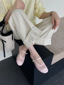 Eleganti ballerine Mary Jane intrecciate rosa con design traforato per l'estate.