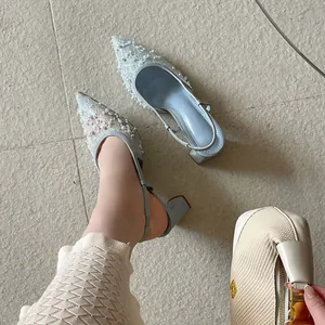 Elegantes sandalias de encaje azul claro con perlas decorativas y puntera afilada