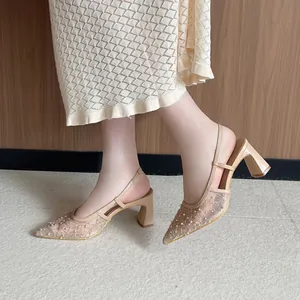 Elegantes sandalias destalonadas de encaje beige con tacón grueso y perlas en modelo