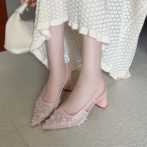 Elegantes zapatos de salón de encaje rosa con adornos de perlas y tacón grueso