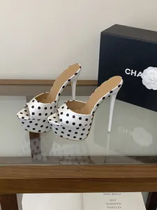 Détail de mules à talons aiguilles avec plateforme et motif à pois français