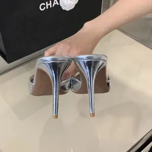 Elegante silberne Metallic-Stiletto-Mules mit spitzer Zehenpartie und Pfennigabsatz für Damen