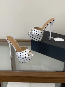 Mules à plateforme style français à pois blancs avec talons aiguilles ultra-fins