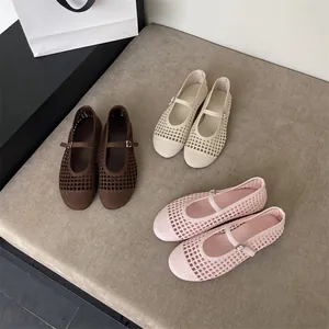 Collezione di ballerine Mary Jane intrecciate in marrone, crema e tonalità rosa pastello.
