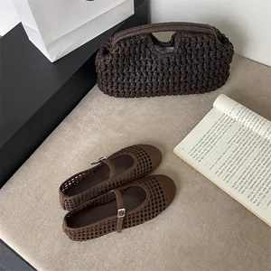 Dettaglio scarpe Mary Jane intrecciate marroni e borsa coordinata su fondo testurizzato