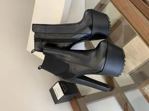 Close-up detail view of 16cm black platform high heel chunky boots featuring a side zipper