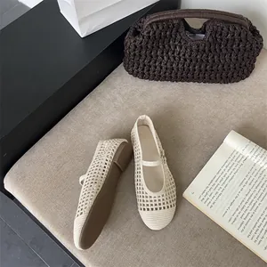 Vista dettagliata delle ballerine Mary Jane intrecciate beige su sfondo lifestyle materico
