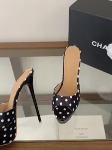 Sandales élégantes en satin à pois noirs avec talons aiguilles, bout ouvert et plateau