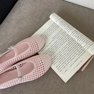 Dettaglio delle ballerine Mary Jane rosa intrecciate traforate con fibbia sottile