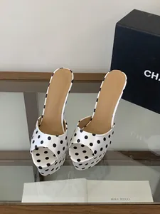 Sandales élégantes à plateforme en satin blanc à pois noirs avec un design peep-toe