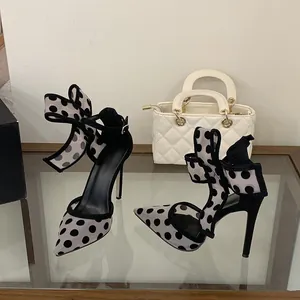 Elegante High Heels aus Polka-Dot-Netz mit dekorativer Knöchelschleife und spitzer Form