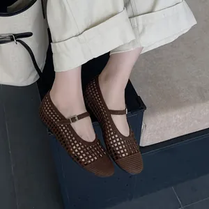 Eleganti ballerine Mary Jane traforate marroni da donna per il look estivo