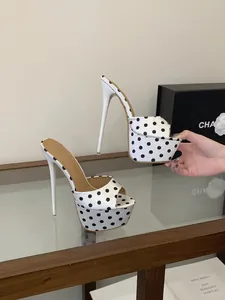 Vue détaillée des sandales à plateforme en satin blanc à pois avec talons aiguilles