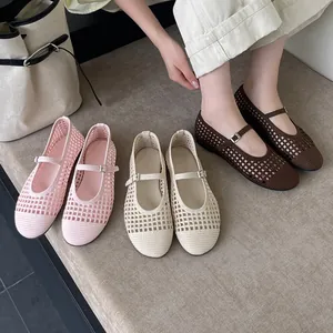Eleganti ballerine Mary Jane a intreccio traforato in diversi colori.