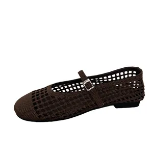 Eleganti ballerine Mary Jane intrecciate marroni con design traforato e fibbia.
