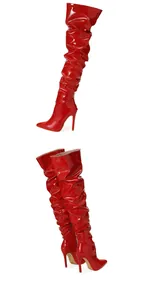 Vue détaillée de cuissardes en cuir verni rouge avec bout pointu et talon aiguille stiletto