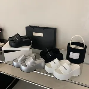 Πολύχρωμα σανδάλια πλατφόρμας για γυναίκες με χοντρά ψηλά τακούνια σε μινιμαλιστικό στυλ.