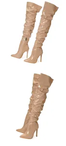 Vue détaillée des bottes cuissardes en cuir verni beige avec talon aiguille et bout pointu
