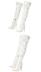 Bottes cuissardes élégantes en cuir verni blanc avec bout pointu et talon aiguille fin