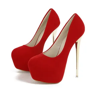 Vista lateral de elegantes tacones de plataforma rojos con tacón de aguja dorado
