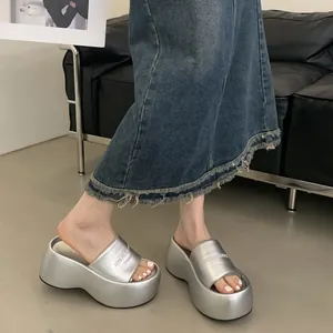 Modieuze zilveren metallic plateau slippers voor dames met hoge dikke zool voor de zomer