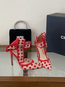 Detailansicht der roten gepunkteten High Heels mit Schleifenriemen und spitzer Zehe