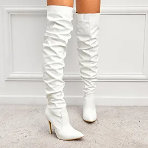 Bottes cuissardes blanches tendance à bout pointu avec talons aiguilles et design plissé