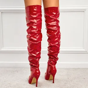 Bottes cuissardes en cuir verni rouge vif avec bout pointu et talon aiguille haut