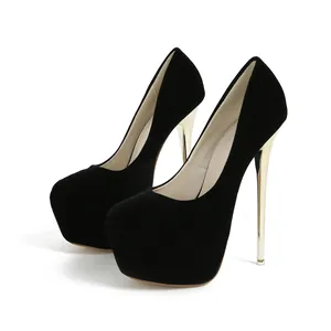 Elegantes zapatos de tacón de plataforma negros con tacones de aguja dorados para fiestas