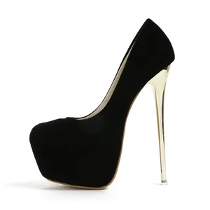 Perfil de sexys zapatos de plataforma negros con un elegante tacón de aguja dorado