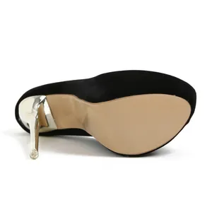 Vista inferior detallada de zapato de plataforma negro con tacón de aguja plateado