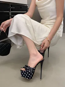 Elegantes mules de lunares con plataforma, tacón de aguja y detalle de lazo chic