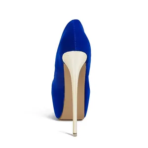 Vista trasera detallada de zapato de salón con plataforma de terciopelo azul y tacón dorado