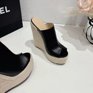 Vue détaillée de mules compensées en cuir noir avec talon en espadrille tressé élégant