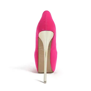 Vista trasera detallada de zapatos de tacón rosa con plataforma y un fino tacón de aguja dorado