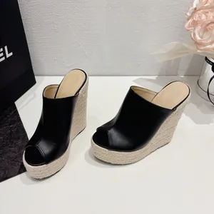 Détail de sandales compensées en cuir noir avec une semelle en espadrille tressée