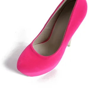 Primer plano de los zapatos de tacón de ante magenta con plataforma y estilete