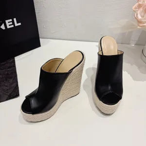 Vue détaillée des sandales compensées noires à bout ouvert avec plateforme en espadrille