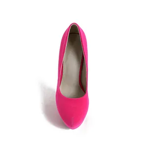 Vista de detalle superior de zapatos de tacón de ante fucsia con plataforma y fino