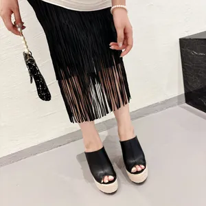 Mules à plateforme compensée noires élégantes avec bout ouvert pour la mode d'été