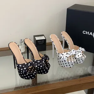 Elegantes sandalias de plataforma con lunares, lazo y tacones altos de aguja.